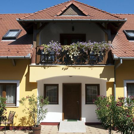 Frisko Panzio Bed & Breakfast Zalakaros Bagian luar foto