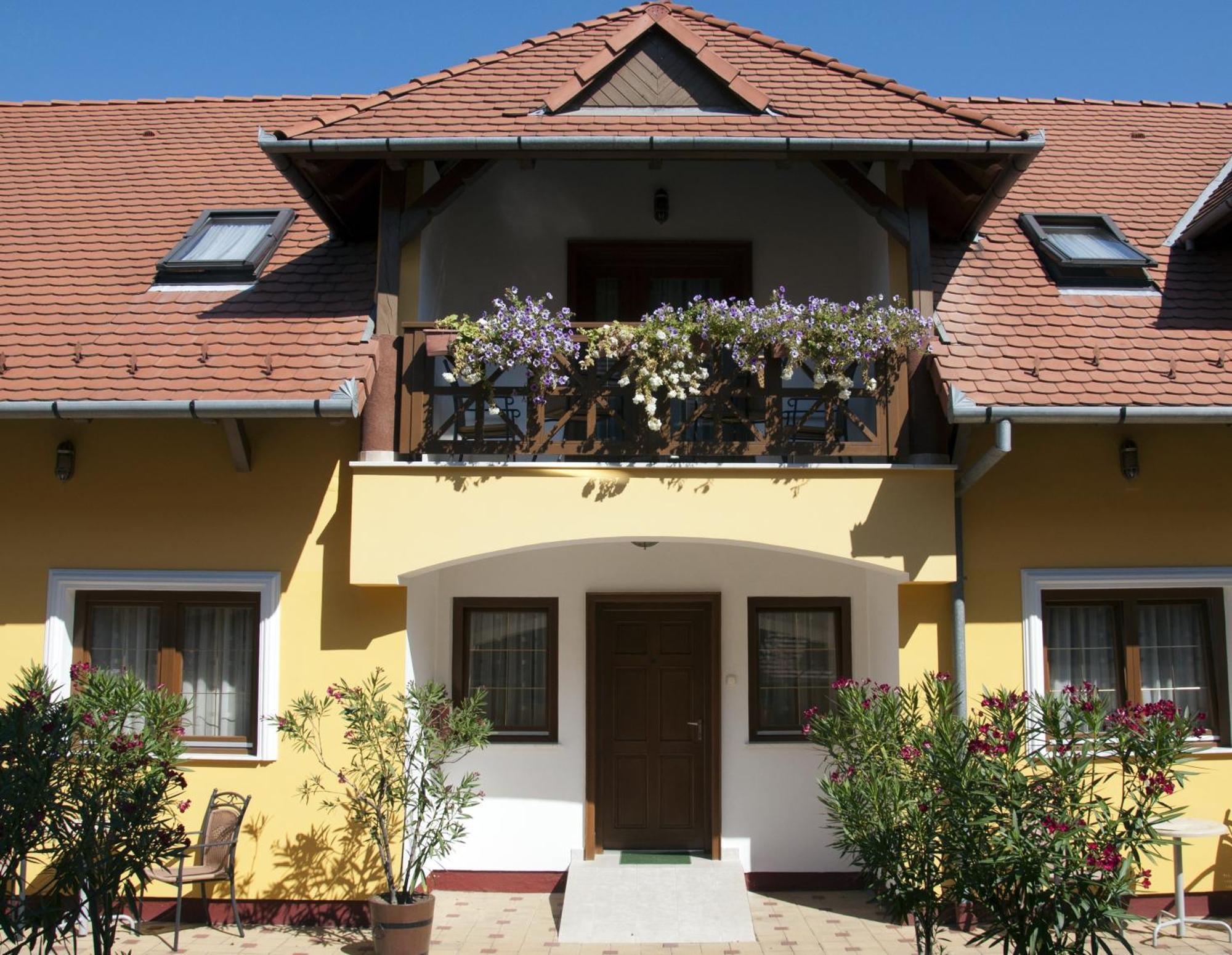 Frisko Panzio Bed & Breakfast Zalakaros Bagian luar foto