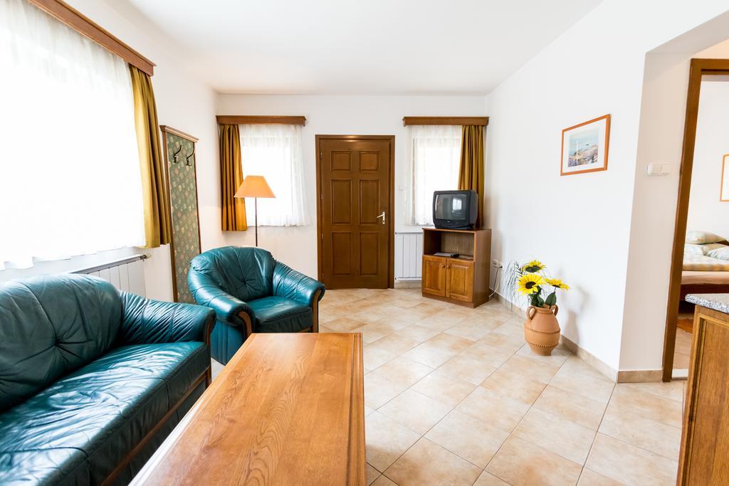 Frisko Panzio Bed & Breakfast Zalakaros Bagian luar foto