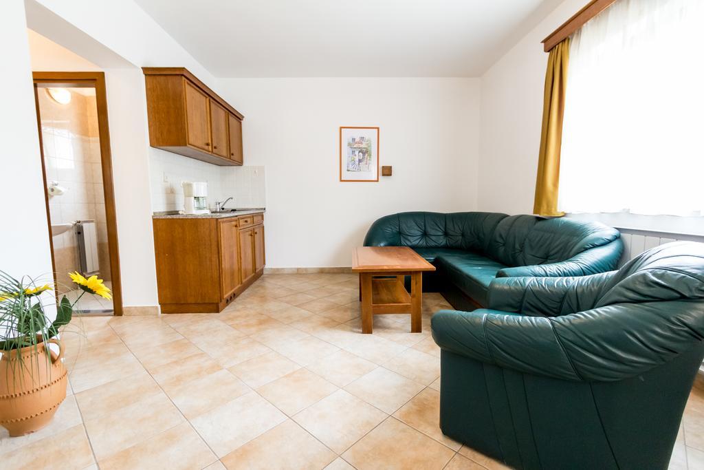 Frisko Panzio Bed & Breakfast Zalakaros Bagian luar foto