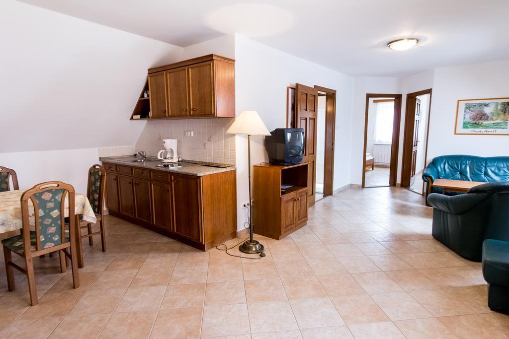 Frisko Panzio Bed & Breakfast Zalakaros Bagian luar foto