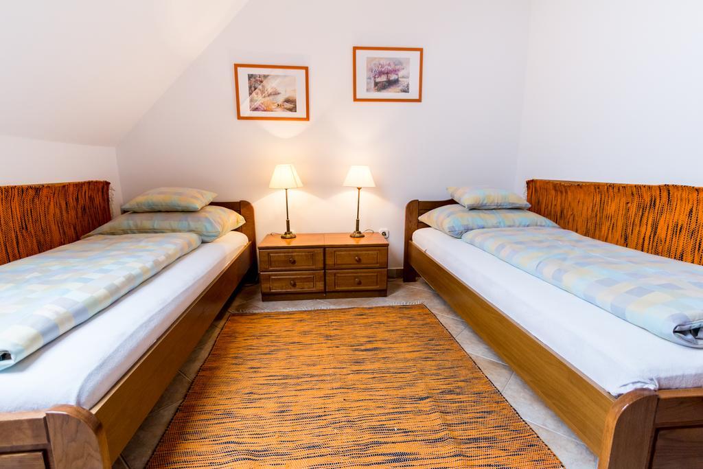 Frisko Panzio Bed & Breakfast Zalakaros Bagian luar foto