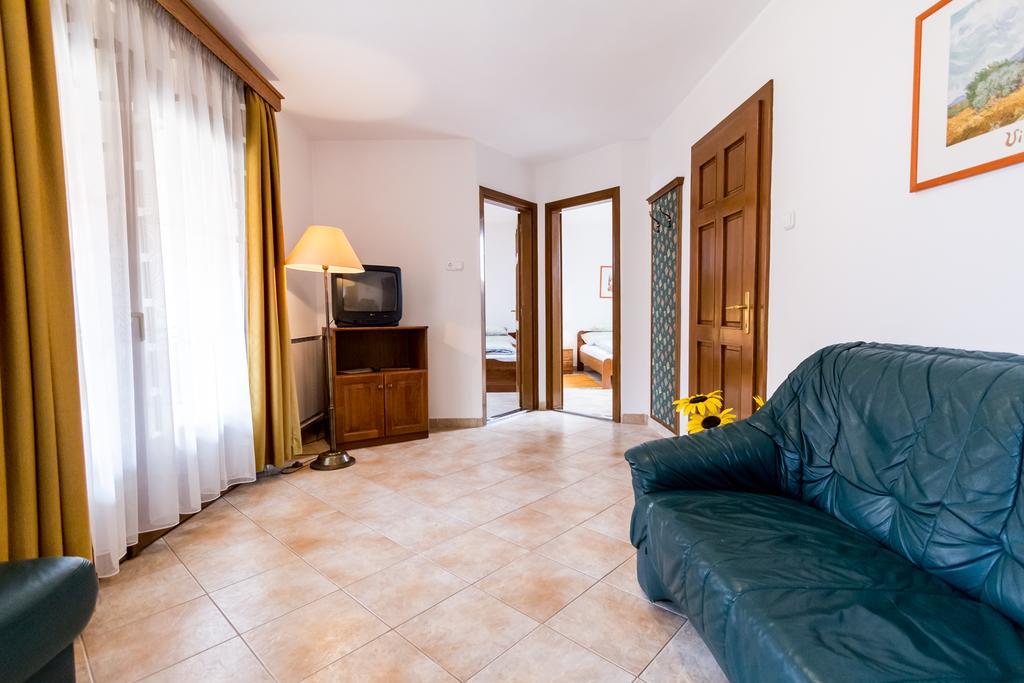 Frisko Panzio Bed & Breakfast Zalakaros Bagian luar foto